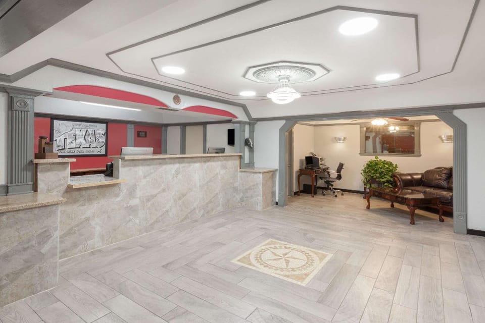 Super 8 By Wyndham Kingsville Hotel in Kingsville