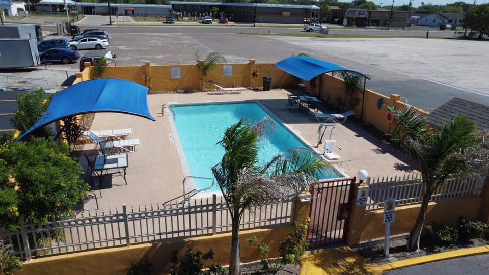 Super 8 By Wyndham Kingsville Hotel in Kingsville