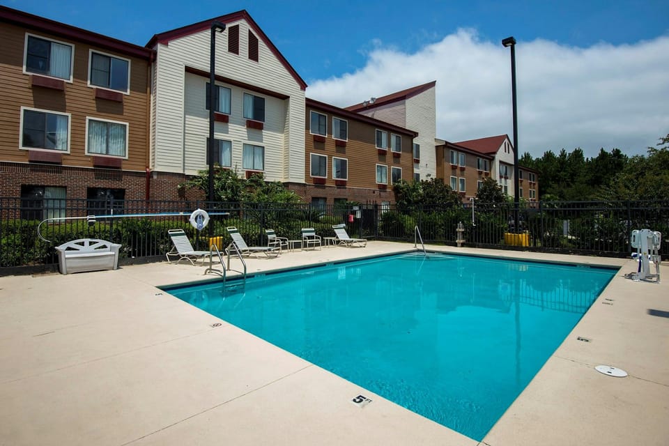 Red Roof Inn & Suites Savannah Airport Hotel in Pooler