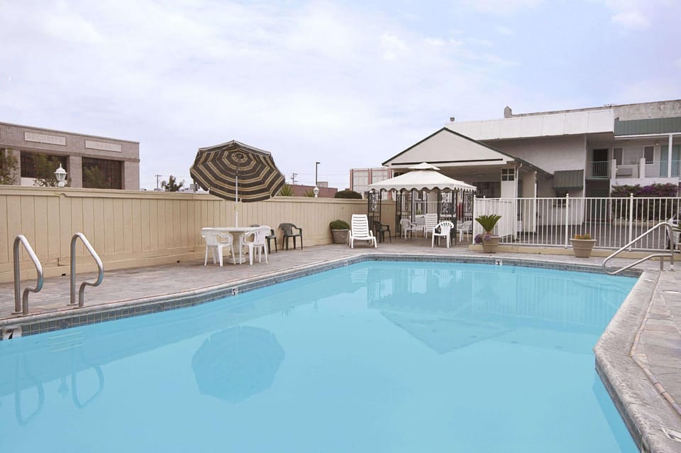 Swimming pool [outdoor]