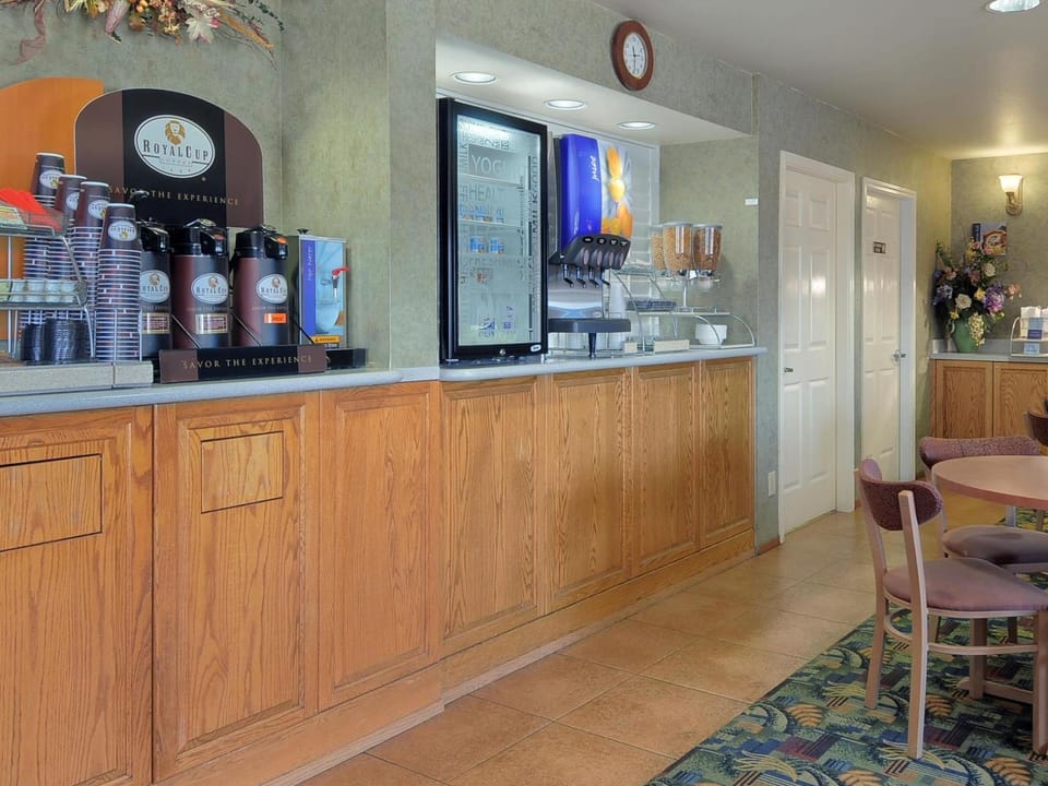 Howard Johnson by Wyndham Salinas Hotel in Salinas