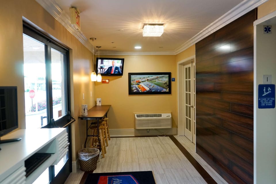 Howard Johnson by Wyndham Salinas Hotel in Salinas