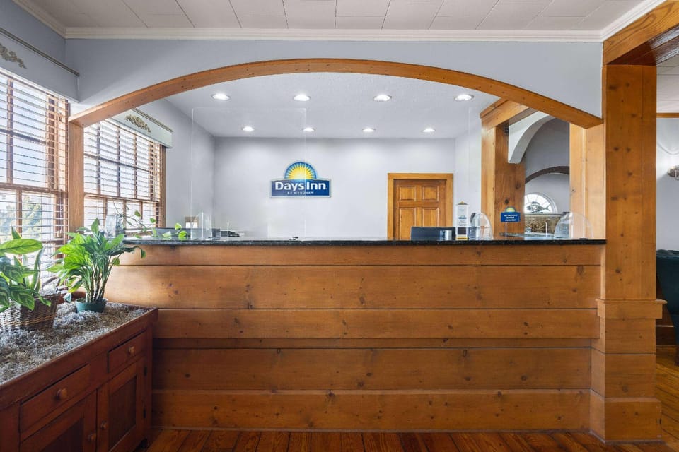 Days Inn by Wyndham Kill Devil Hills Oceanfront - Wilbur Hotel in Kill Devil Hills