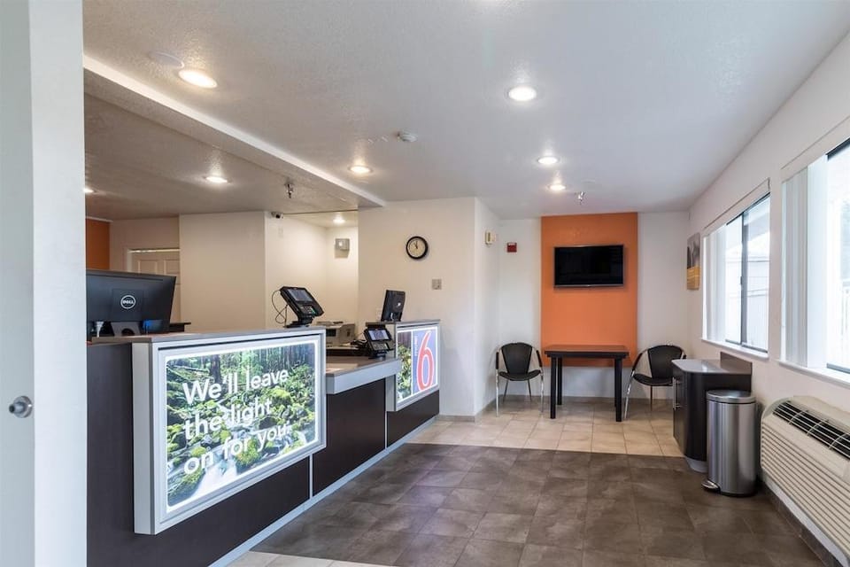 Motel 6 Hotel in Kirkland