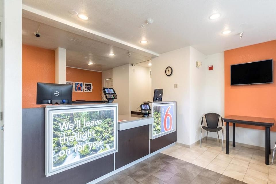 Motel 6 Hotel in Kirkland