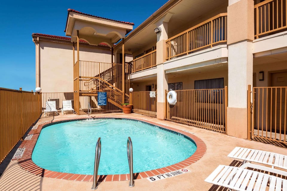 Swimming pool [outdoor]