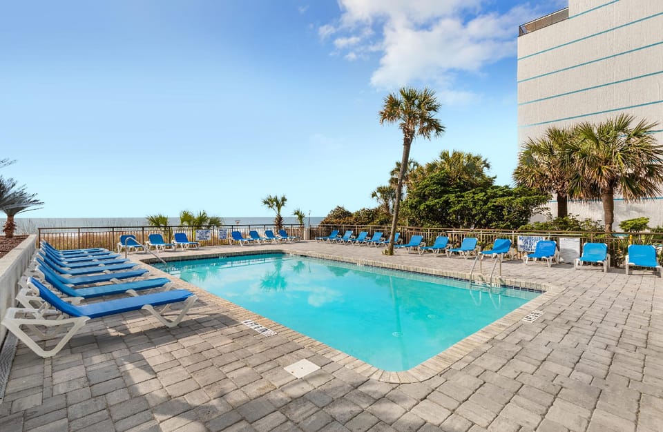 Swimming pool [outdoor]