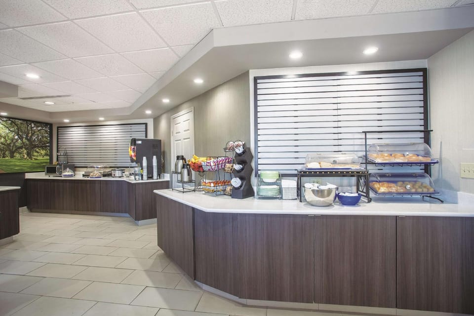 La Quinta Inn & Suites by Wyndham Jackson Airport/Pearl Hotel in Richland