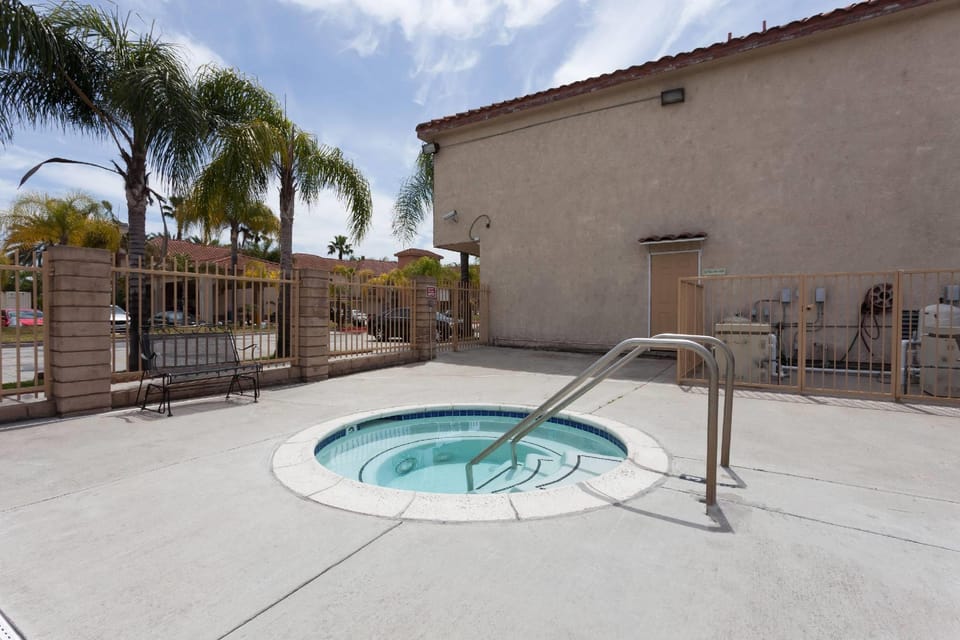 Days Inn & Suites by Wyndham South Gate Hotel in South Gate