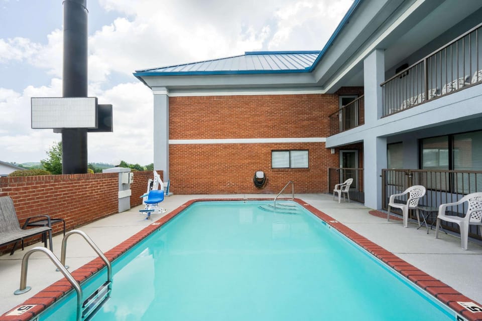 Super 8 By Wyndham Dandridge Hotel in Dandridge