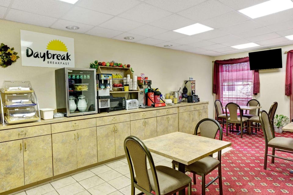 Days Inn & Suites by Wyndham Louisville SW Hotel in Shively