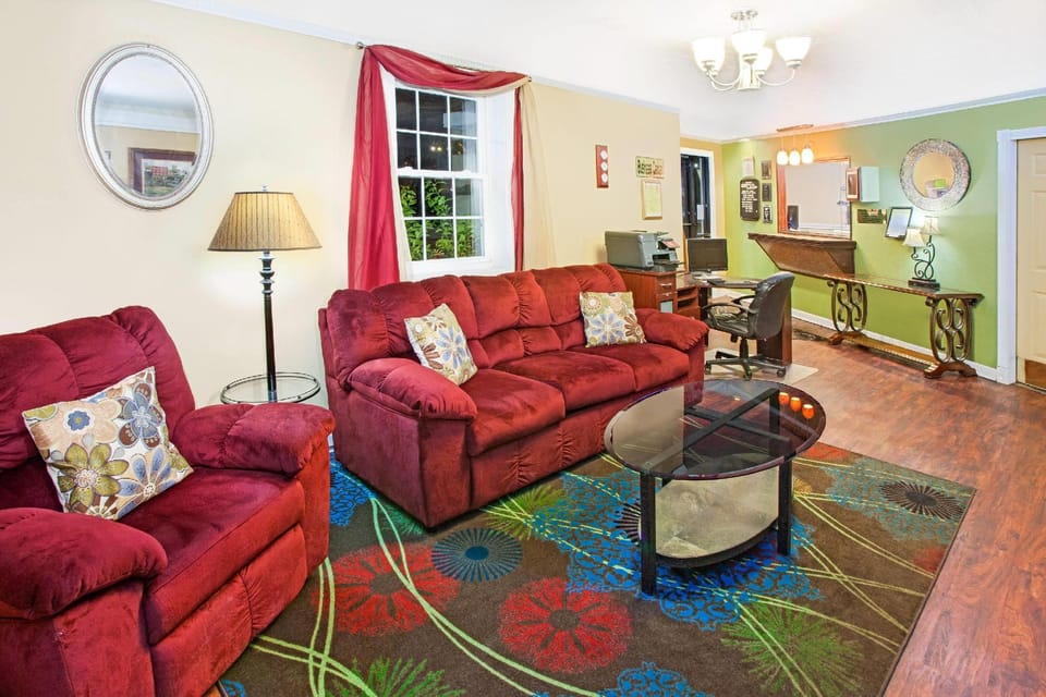Days Inn & Suites by Wyndham Terre Haute Hotel in Terre Haute