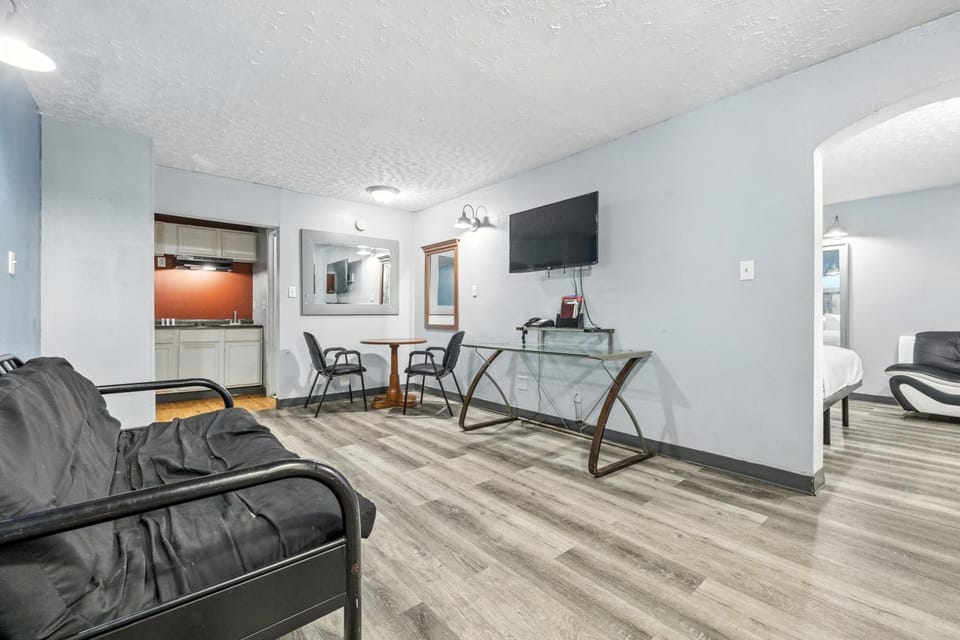 Days Inn & Suites by Wyndham Terre Haute Hotel in Terre Haute