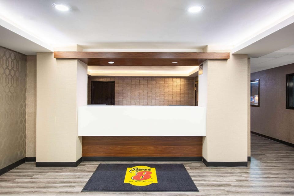 Super 8 By Wyndham Salina I-70 Hotel in Salina