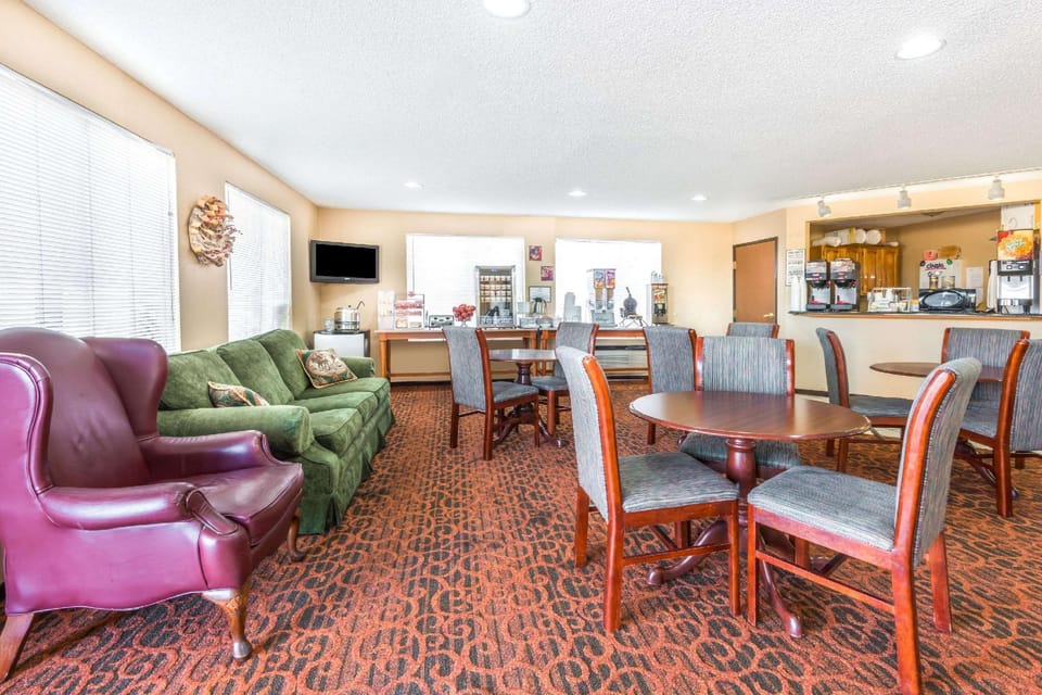 Super 8 By Wyndham Salina I-70 Hotel in Salina