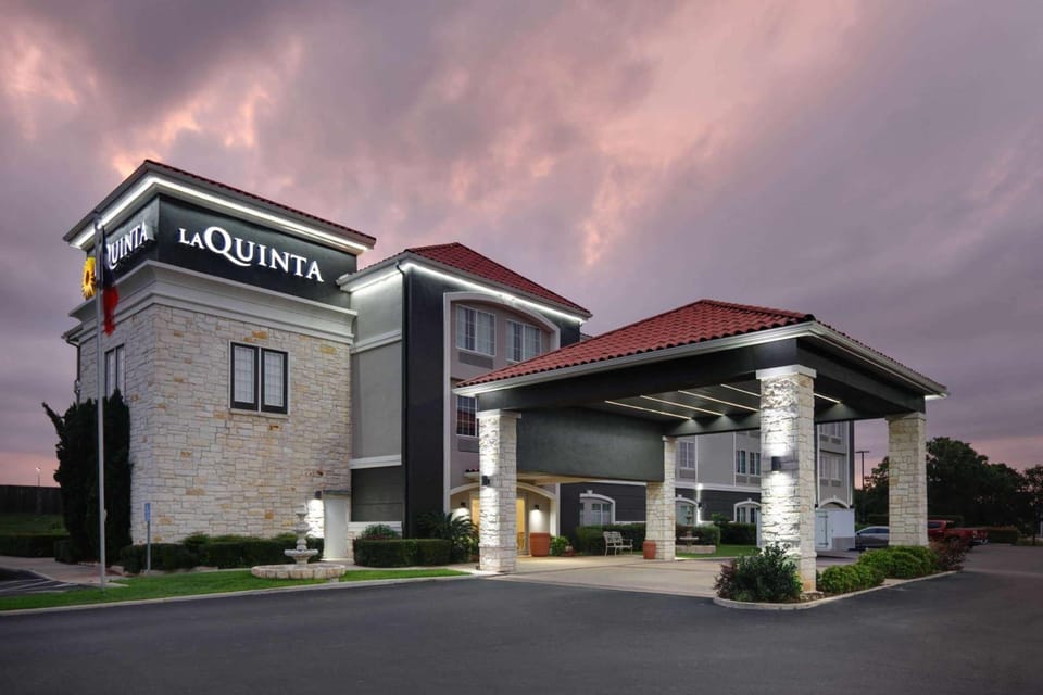 La Quinta Inn & Suites by Wyndham Fredericksburg Hotel in Fredericksburg