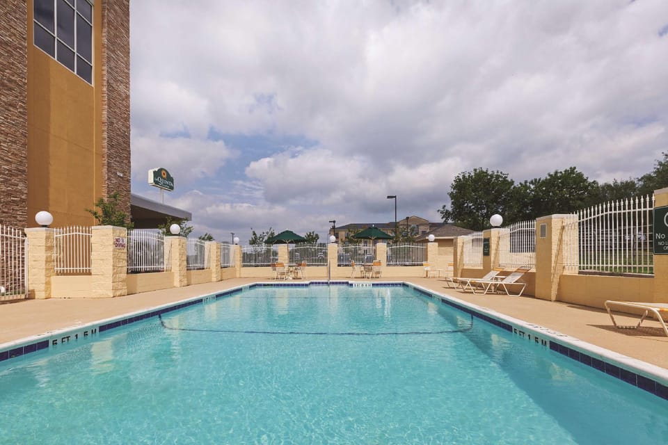 La Quinta Inn & Suites by Wyndham Beeville Hotel in Rio Grande
