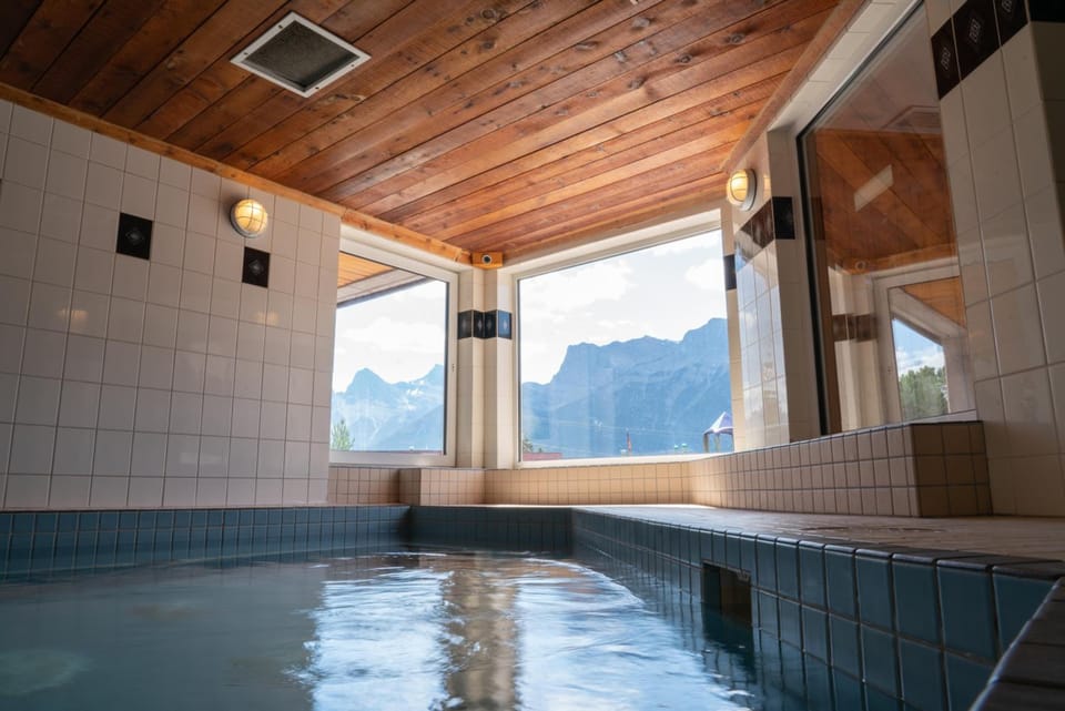 Rocky Mountain Ski Lodge Hotel in Canmore