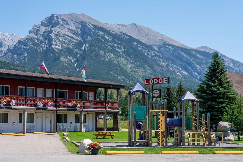 Rocky Mountain Ski Lodge Hotel in Canmore