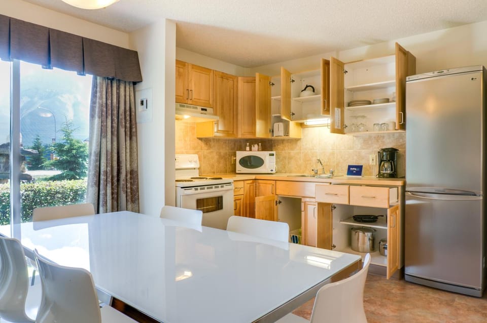 Rocky Mountain Ski Lodge Hotel in Canmore