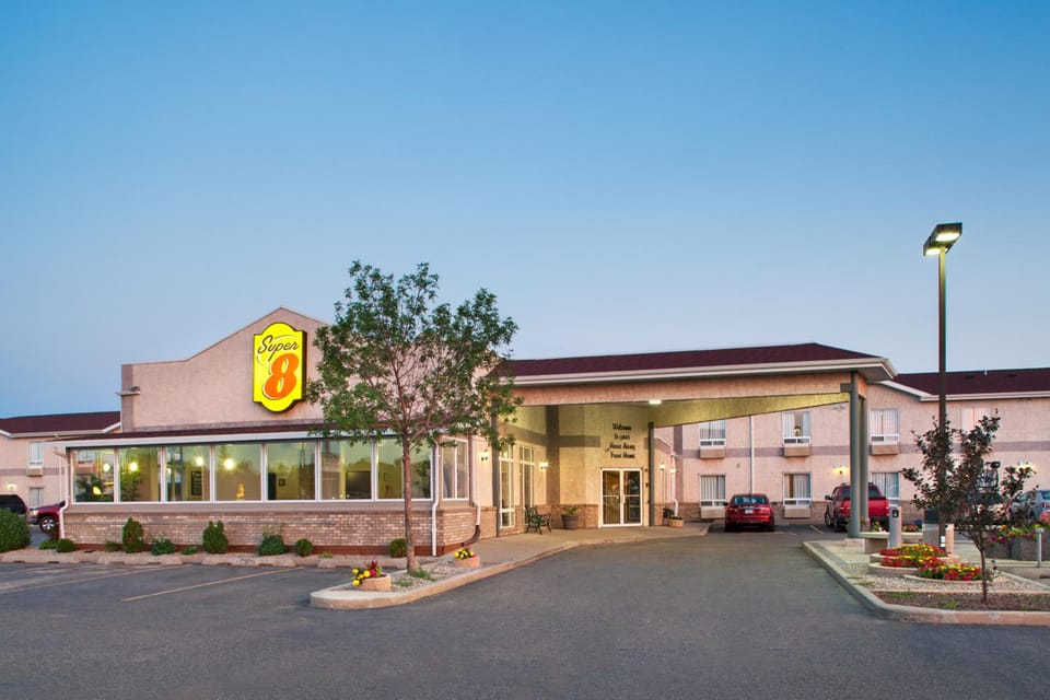 Super 8 By Wyndham Brandon Mb Hotel in Brandon