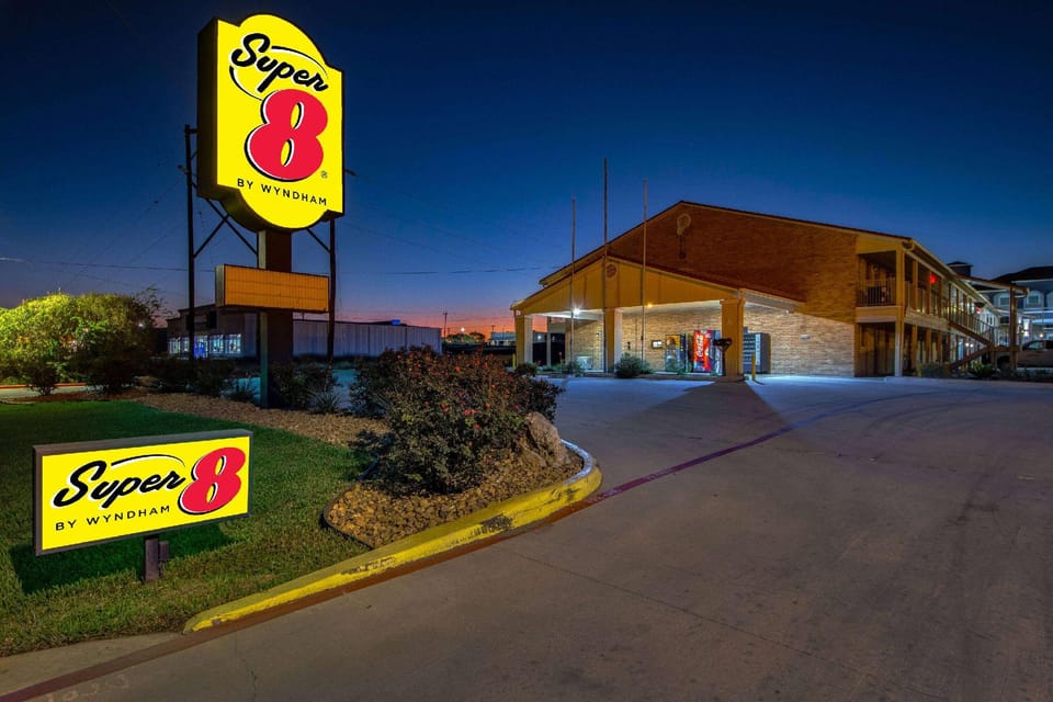 Super 8 By Wyndham Pleasanton Hotel in Rio Grande
