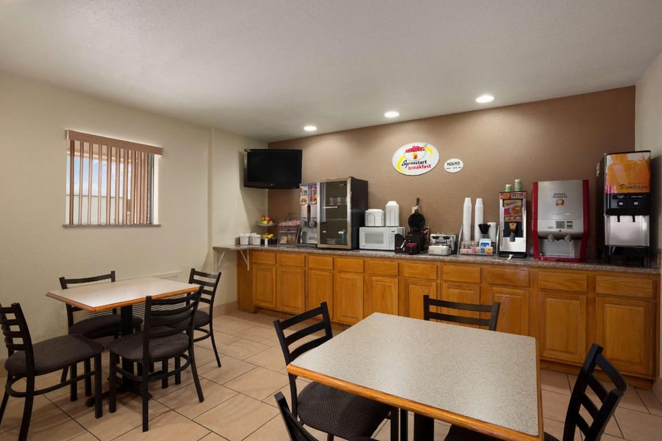 Super 8 By Wyndham Pleasanton Hotel in Texas