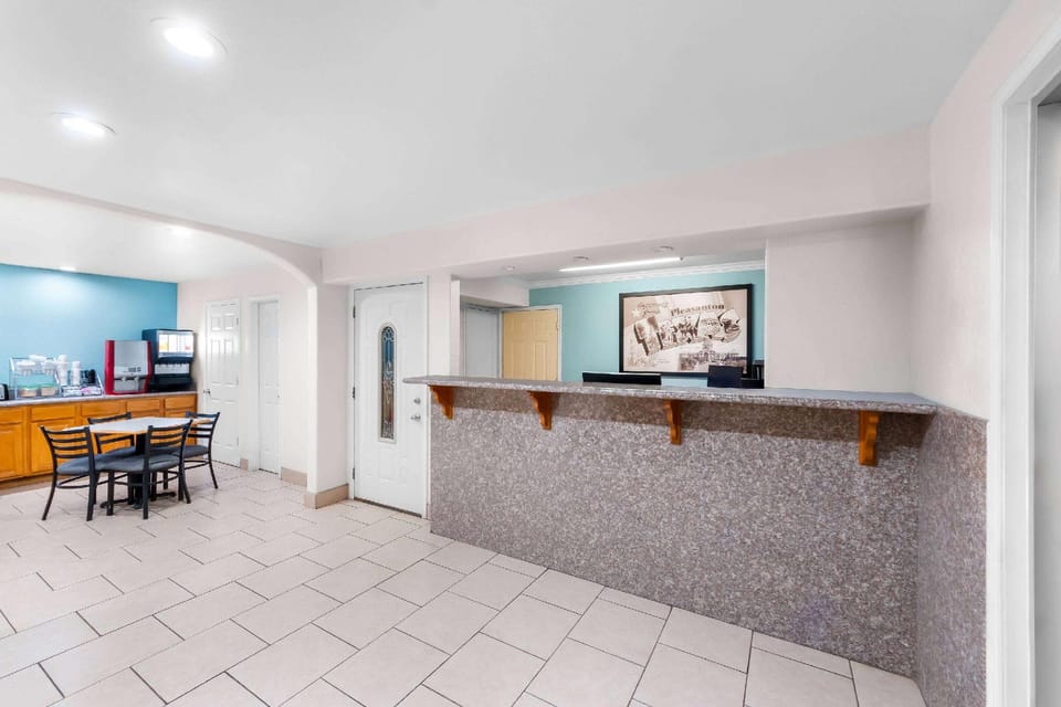 Super 8 By Wyndham Pleasanton Hotel in Rio Grande