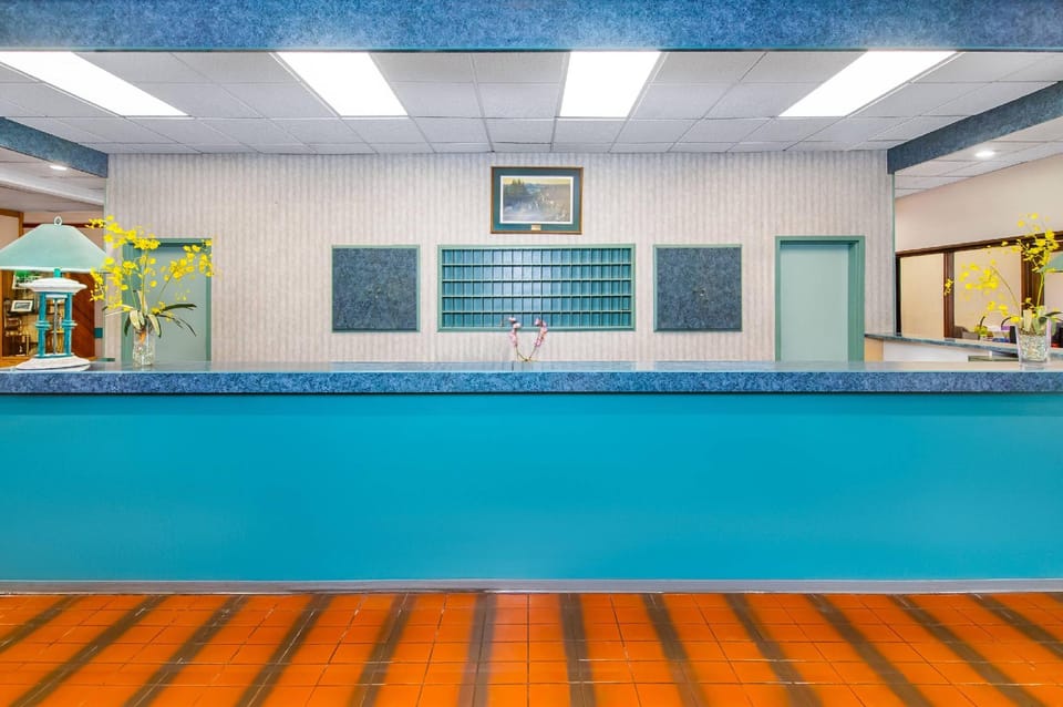 Crestwood Hotel Motel in Hinton