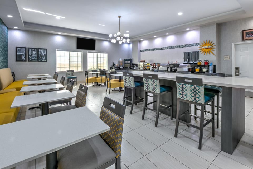 La Quinta Inn & Suites by Wyndham Weatherford Hotel in Weatherford