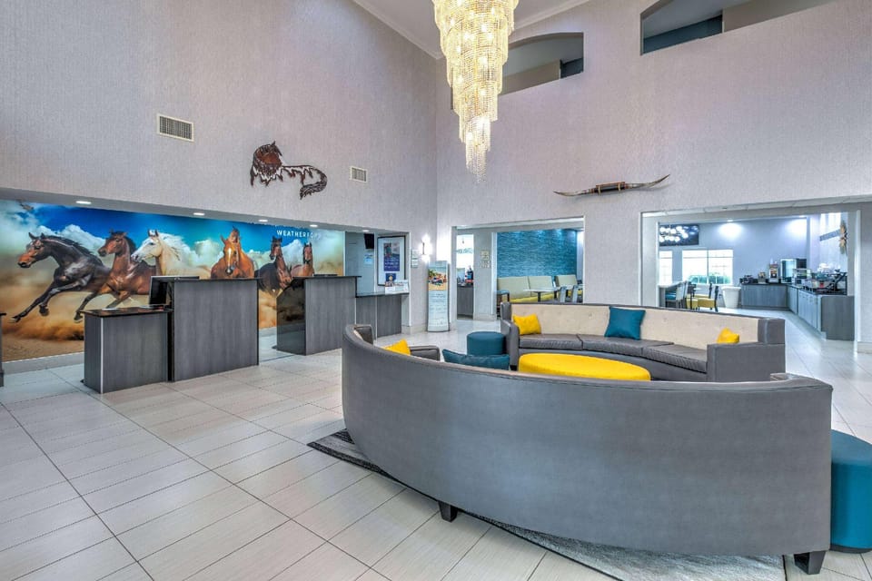 La Quinta Inn & Suites by Wyndham Weatherford Hotel in Weatherford