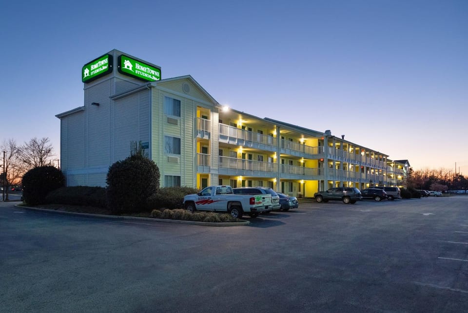 HomeTowne Studios by Red Roof Philadelphia – Mt Laurel/ Maple Shade, NJ Hotel in Mount Laurel
