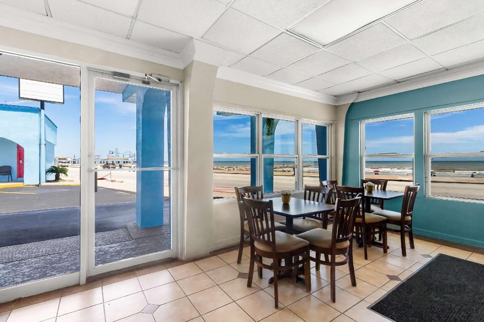 Econo Lodge Galveston Seawall Hotel in Galveston Island
