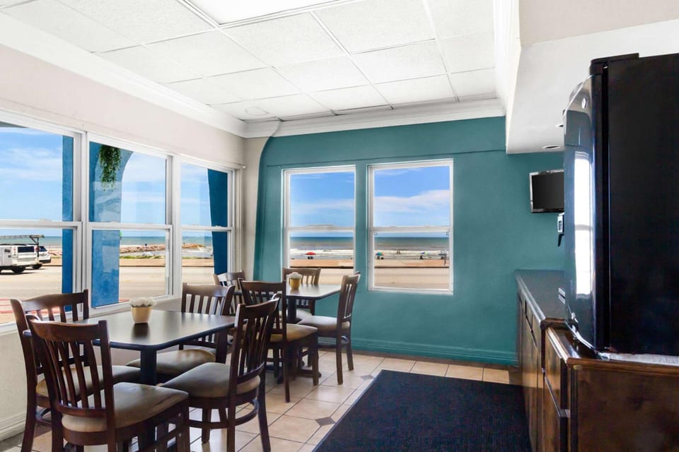 Econo Lodge Galveston Seawall Hotel in Galveston Island