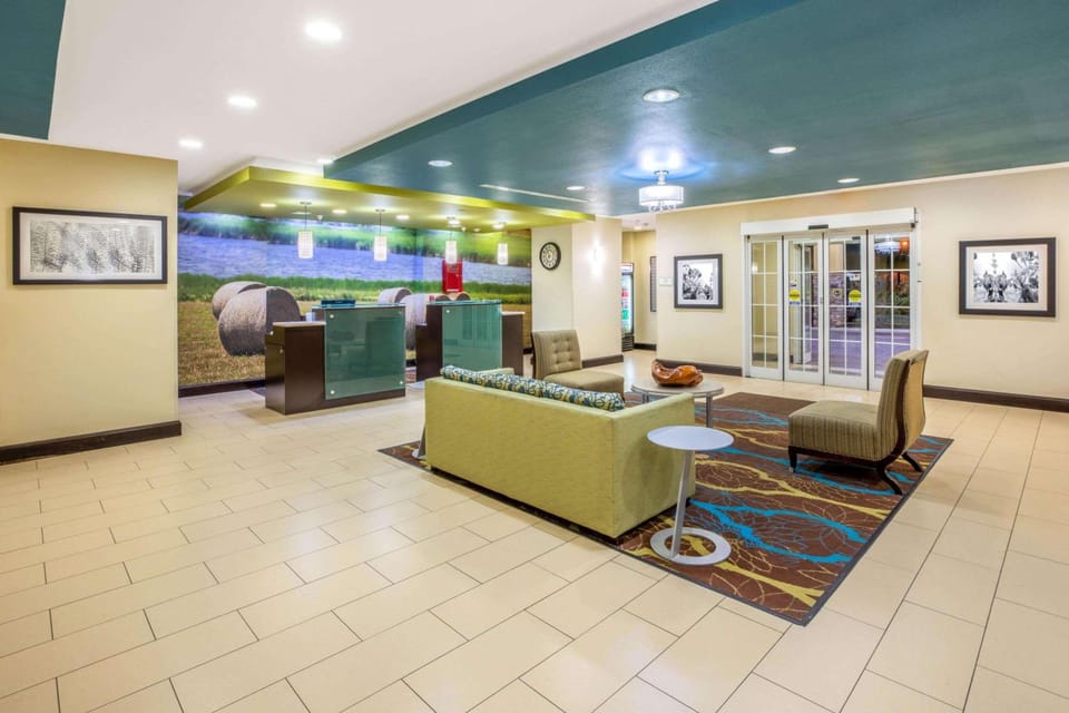 La Quinta Inn & Suites by Wyndham Floresville Hotel in Rio Grande