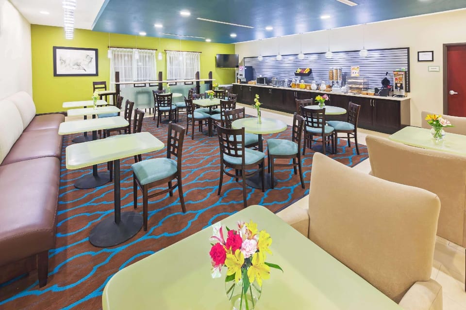 La Quinta Inn & Suites by Wyndham Floresville Hotel in Rio Grande