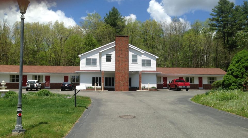 Economy Lodge Motel in Fiskdale