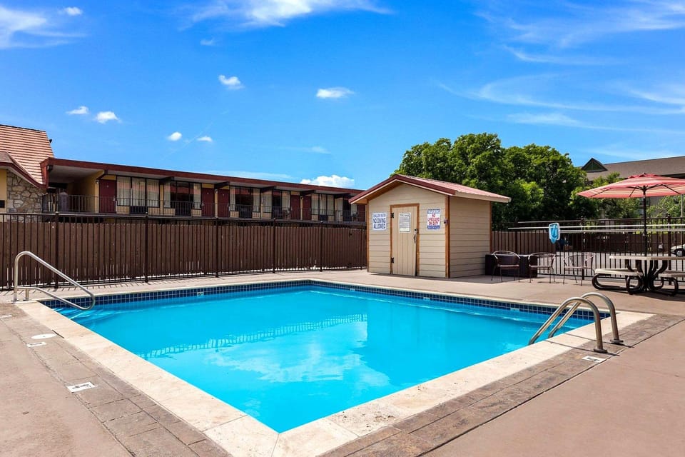 Swimming pool [outdoor]