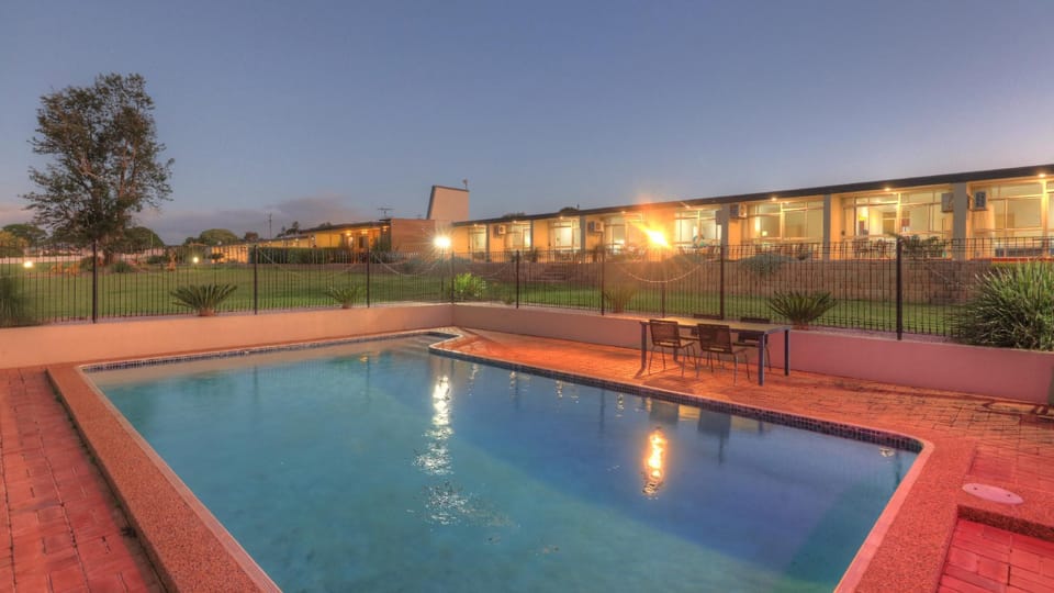 Swimming pool [outdoor]