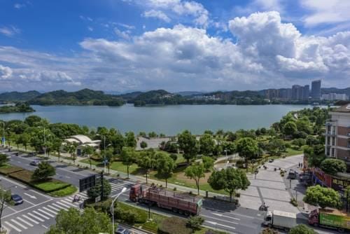 Ivy Lakeview Hotel (Qiandao Lake Scenic Plaza Yintai City Branch) Hotel in Hangzhou