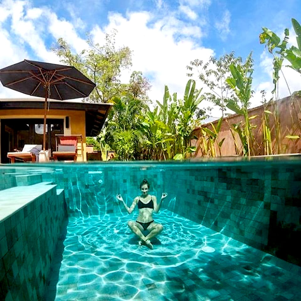 Swimming pool [outdoor]