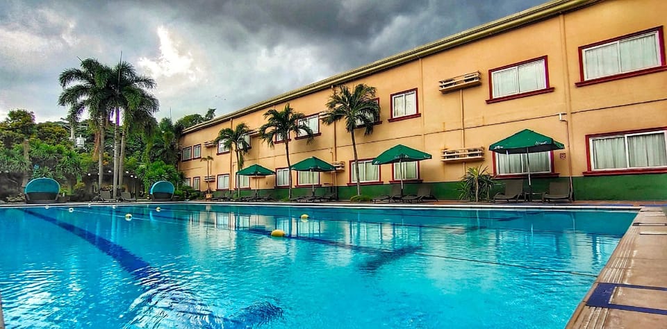 Swimming pool [outdoor]