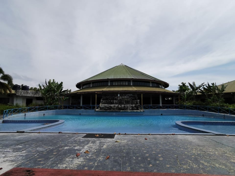 Swimming pool [outdoor]