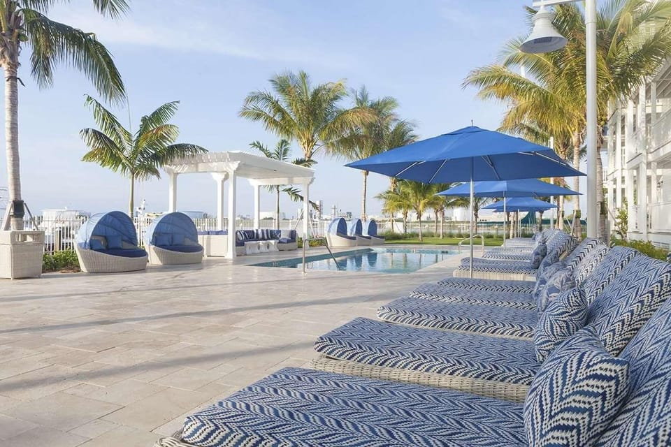 Swimming pool [outdoor]