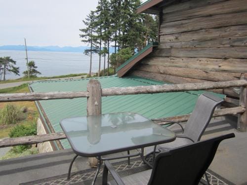 The Surf Lodge and Pub Lodge in Gabriola