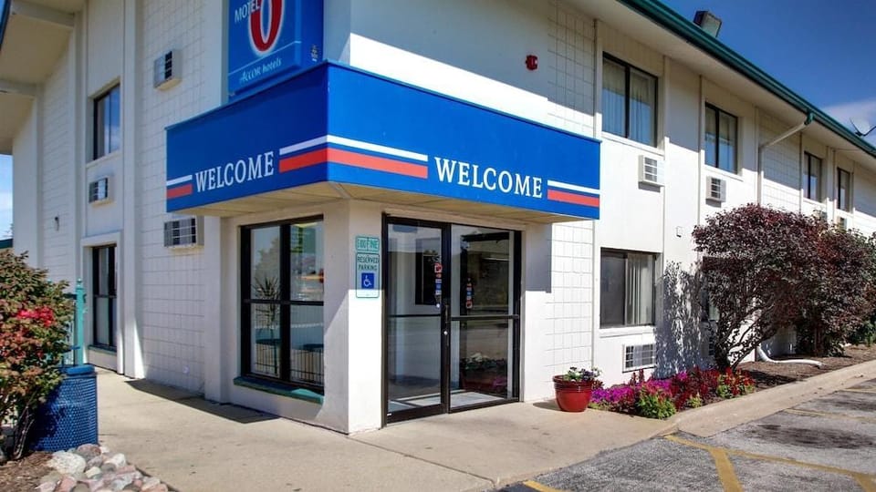Motel 6 Hotel in Normal