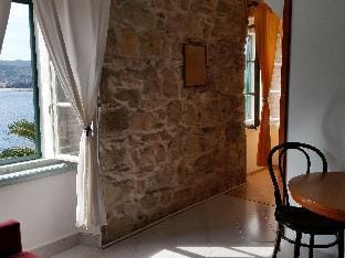 Coastal apartment in Vis near sea Hotel in Vis