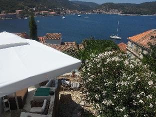 Coastal apartment in Vis near sea Hotel in Vis