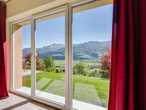 Bright flat close to the ski area Hotel in Piesendorf