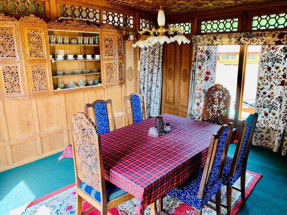 Mughal Suit Houseboat Hotel in India